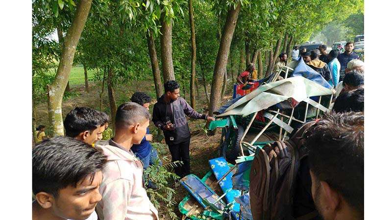  Three people were killed in a collision between a covered van and a CNG-powered auto-rickshaw in Habiganj’s Chunarughat upazila on Wednesday afternoon, December 14, 2023; Photo: projonmokantho 